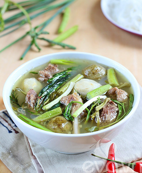 Cho sấu vào nồi đun sôi lên rồi dầm, nêm gia vị. Cho hành, mùi tàu vào rồi tắt bếp. Ảnh: eva.vn.
