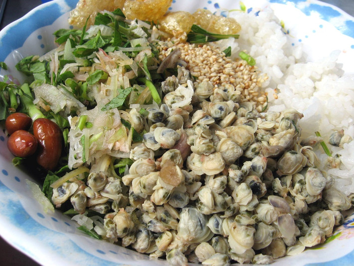 Bắc chảo lên bếp cho 1 thìa nhỏ dầu ăn phi thơm củ hành khô cho nhân trai vào sào cho thêm 3 thìa bột nêm, sào trong 3 phút là được. Ảnh: phunutoday.vn.