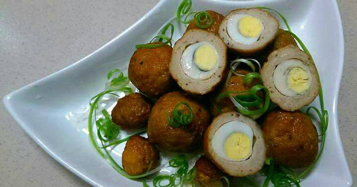 Chiên xong vớt ra để ráo, bắt nồi nước dừa tươi lên bếp cho hạt nêm, đường, nước mắm và cho thịt bọc trứng vào đun liu riu cho thấm. Sau cùng nêm lại cho vừa khẩu vị và tắt bếp. Ảnh: cookpad.com.