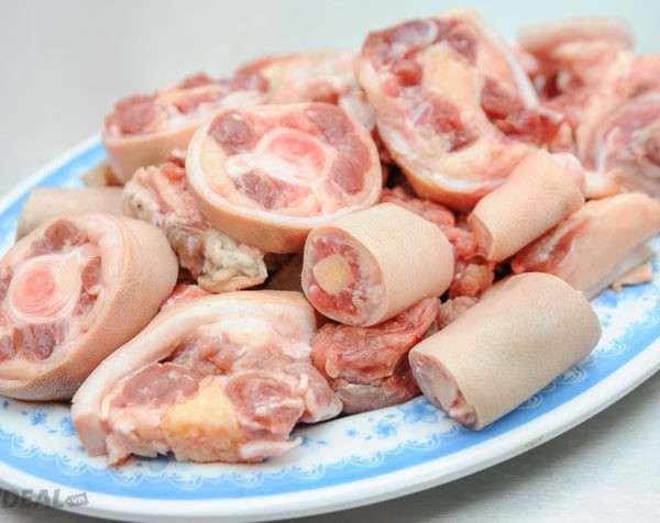 2. Canh đuôi bò hầm củ cải. Nguyên liệu: Đuôi bò, củ cải đường, trứng gà, hành lá, hà tiêu, hạt nêm, nước mắm, gừng. Ngâm đuôi bò vào nước muối pha loãng 20 phút. Cắt củ cải khoanh khoảng 1cm. Ảnh: haisangiare.vn.
