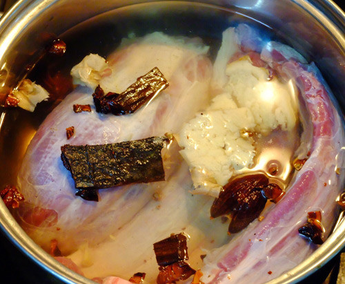 Nước sôi thì vặn lửa nhỏ cho liu riu 10 phút, sau đó cho thịt bò vào, vặn lửa lớn đun sôi lại. Khi nước sốt sôi thì thì vặn lửa nhỏ lại đun riu riu 30 phút. Sau 30 phút kiểm tra thịt bò mềm thì vớt ra tô. Ảnh: eva.vn.