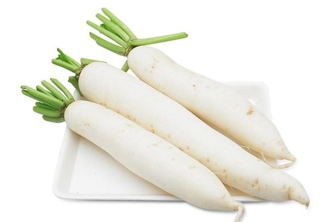 Trứng đánh tan với ít hà tiêu, hạt nêm. Vớt đuôi bò rửa qua nước sau trần qua nước sôi rồi rửa lại nước lạnh. Cho vào nồi chan 2 lít nước hầm khoảng 1 tiếng. Ảnh: baomoi.com.