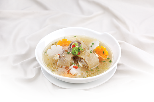 Sau khi hầm 1 tiếng tắt bếp cho củ cải đường vào đậy nắp ninh tiếp 20 phút. Sau đổ trứng vào đảo đều theo vòng tròn cho trứng thành sợi, cho hai thìa nước mắm nêm nếm gia vị cho hành lá. Múc ra bát thêm ít tiêu lên. Ảnh: monngonmoingay.com.