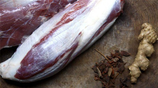 3. Bò hầm quế hồi. Nguyên liệu: Bắp bò, quế, hoa hồi, ớt khô, tiêu sọ, gừng, hành khô, ngò khô, hành lá, gia vị. Bò rửa sạch, sắt cục trung trung rồi bắt lên bếp luộc, trước khi luộc thì xắt lát gừng bỏ vào trong nước luộc. Luộc khoảng 10 phút thì vớt ra, để nguội. Ảnh: tintuconline.com.vn.