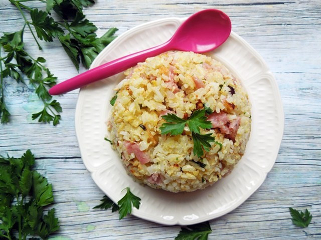 Ngò nhặt bỏ chân, rửa sạch. Cà chua, ớt tỉa hoa. Chảo dầu nóng cho cơm nắm vào chiên vàng, giòn lấy ra để ráo. Để cơm ra giữa đĩa, xung quanh xếp cà rốt, củ cải trắng, nem, dưa leo, ngò, cà chua, ớt. Dọn kèm chén nước tương ớt thái khoanh. Ảnh: bepgiadinh.com.