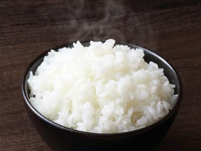 2. Cơm nẻm của Lào. Nguyên liệu: Gạo, ớt bột khô, sả bào, ngũ vị hương, bột năng, trứng vịt muối, chả lụa, xá xíu, nem chua, cà rốt, củ cải trắng, dưa leo, ngò, cà chua, ớt, tỏi, dầu ăn, lá dứa, gia vị. Lá dứa rửa sạch, cột chặt lại cho vào cơm. Gạo vo sạch, cho lá dứa vào, nấu cho cơm chín, ráo. Ảnh: eva.vn.