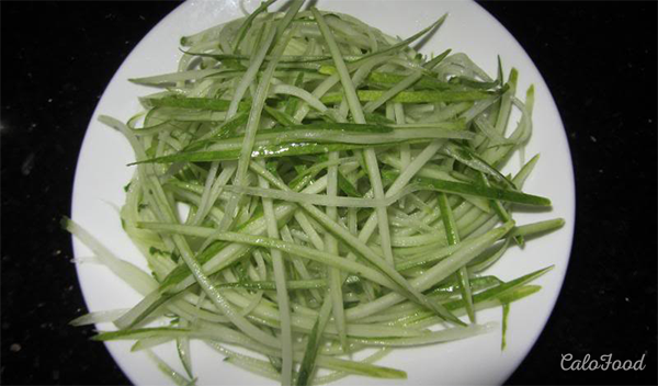 Chả lụa, xá xíu, nem chua thái sợi. Cà rốt, củ cải trắng gọt vỏ, bào mỏng, thái sợi, bóp chút muối xả sạch, ngâm giấm đường. Dưa leo (ảnh) bỏ ruột, thái sợi, ướp chút đường, khi dùng vắt ráo. Ảnh: calofood.vn