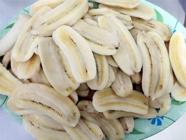 Hoà phần nước cốt chanh với khoảng 0,5 lít nước và cho vào bình xịt chuyên dụng cho thực phẩm. Xếp phần chuối đã thái vào khay nướng. Lưu ý là trong quá trình xếp, bạn cần đảm bảo sự khéo léo, nhẹ nhàng bởi miếng chuối chín, mỏng rất dễ bị nát. Ảnh: anchoiodau.com.