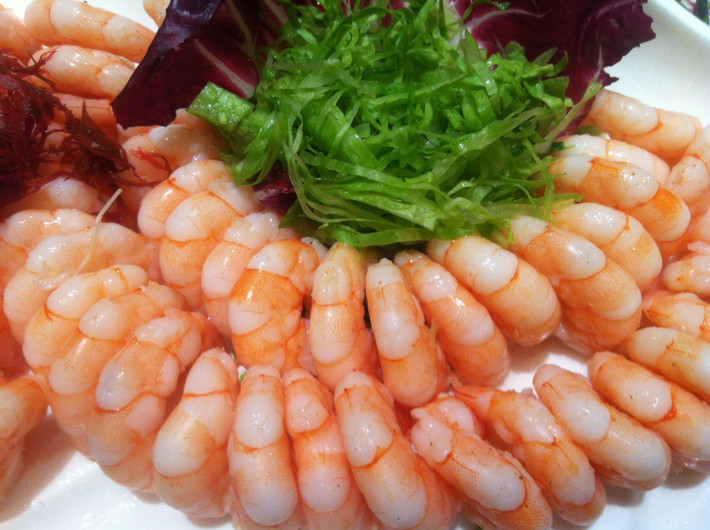 Thịt ba chỉ ta rửa muối để ráo, bắt cái nồi nước sôi lên bỏ thịt vô luột với gừng và hành tây rồi sắt lát. Tôm rửa sạch với muối, lột giỏ và chỉ đen trên lưng tôm rồi hấp lên. Ảnh: haisanphucgia.com.