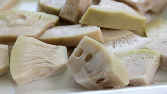 3. Gỏi mít tôm thịt. Nguyên liệu: Mít non, thịt ba chỉ, tôm sú, đậu phộng, bánh phồng tôm, rau thơm, rau răm, gừng, ngò, hành tây, nước mắm, đường, chanh, muối, ớt. Mít ta trụng qua nước sôi rồi để ráo. Ảnh: youtube.com.