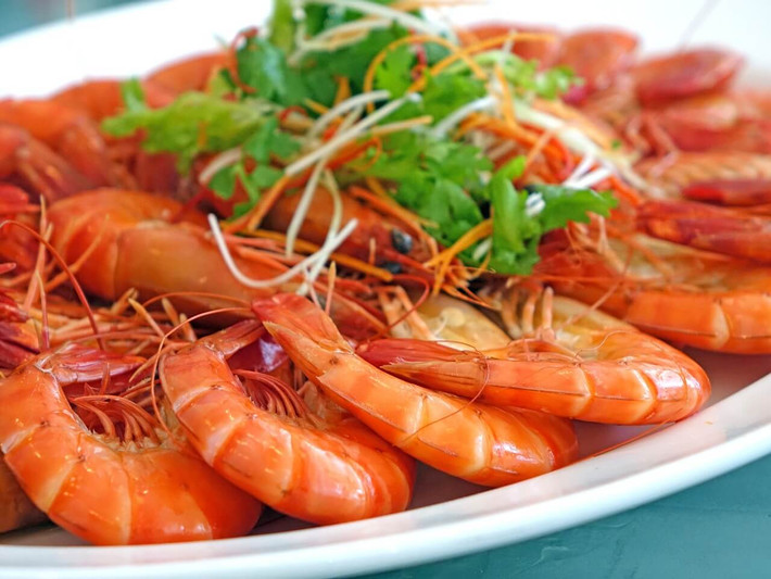 Hấp tôm trong khoảng từ 5-7 phút, tôm chuyển sang màu đỏ là chín. Tôm mới chín tới thịt dai và ngọt. Ăn tôm lúc còn nóng chấm cùng với muối ớt xanh hoặc muối tiêu mới ngon và sẽ không bị tanh. Ảnh: ToiVaoBep.Org.
