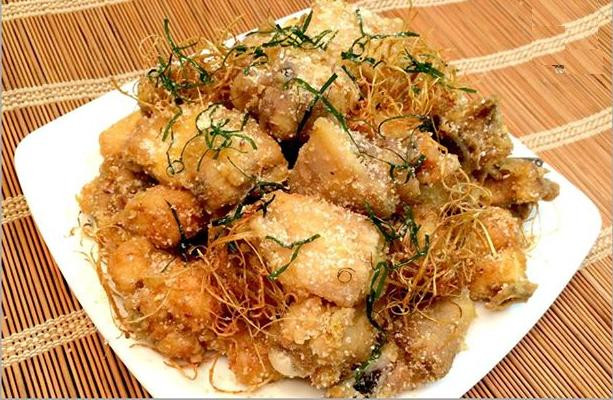 Cho hỗn hợp gia vị muối ớt vào bát và trộn đều lên. Cho thịt gà chiên giòn vào bát to, sau đó cho muối ớt vào xóc đều lên, bạn lót rau húng quế chiên giòn vào đĩa rồi xếp thịt gà xóc muối ớt lên trên. Khi ăn, bạn ăn kèm với rau húng. Ảnh: hangvui.vn.