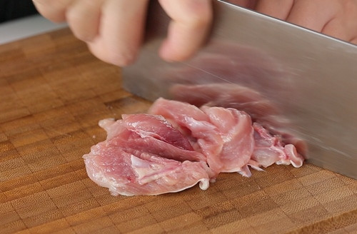 3. Gà chiên xóc muối ớt. Nguyên liệu: Thịt đùi gà, húng quế, bột năng, xì dầu, muối, tiêu, bột nêm, gia vị khác. Thịt đùi gà lọc bỏ xương, rửa lại sạch sẽ, sau đó thái miếng vừa ăn. Ảnh: eva.vn.