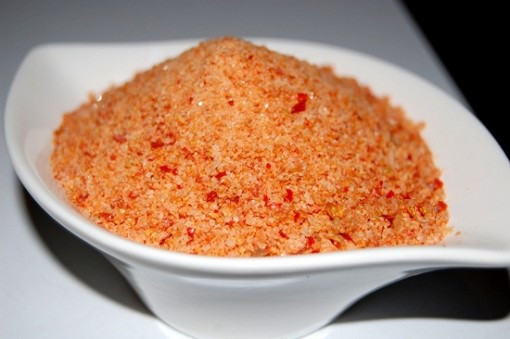 1. Tôm xóc muối ớt. Nguyên liệu: Tôm, rau xà lách, dưa leo, ớt sừng đỏ, xiên que nhỏ, rau răm, gia vị. Tôm lột vỏ, rửa sạch, ớt sừng giã nhỏ. Ảnh: ChiaseWiki.com.