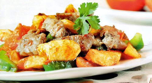 Làm nóng chảo cho 1 muỗng canh dầu ăn cho 2 củ tỏi đập dập cho vào phi dậy mùi cho khoai tây vào xào đều, đậy nắp lại cho nhanh chín thỉnh thoảng mở nắp đảo đều. Sau đó cho thịt bò đã ướp vào xào chín nêm lại theo khẩu vị. Cho ra đĩa thêm hành ngò ít tiêu. Ảnh: doisongphapluat.com.