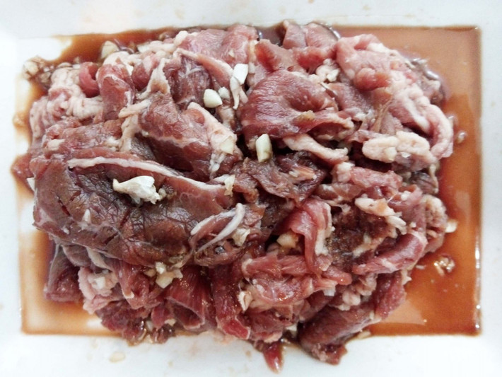 5. Khoai tây xào thịt bò. Nguyên liệu: Khoai tây, tỏi, thịt bò, dầu hào, dầu mè, tiêu, hành ngò. Thịt bò ướp với gia vị: tiêu, tỏi, muối, dầu hào. Khoai gọt vỏ ngâm ước muối loãng rồi cắt miếng. Ảnh: monngon.tv.