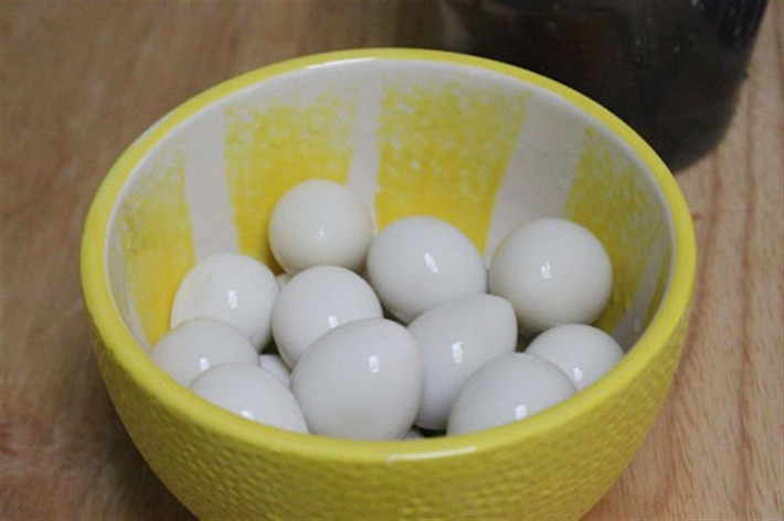 4. Trứng cút sốt cà chua. Nguyên liệu: Trứng cút, cà chua, rau răm, hành lá, đường, mì chính, mắm, tỏi. Trứng luộc lên bóc vỏ. Bắt chảo lên rán đến khi trứng vàng thì để trứng ra đĩa. Ảnh: iLamDep.com.vn.