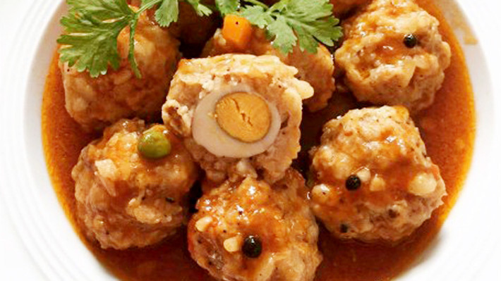 Thêm nước mắm, tương cà, đường vào khuấy đều cho đến khi nước có độ sệt lại, nếm thấy vừa ăn thì cho thịt vào. Rưới nước sauce lên cho vị thịt đậm đà rồi tắt bếp. Ảnh: BepGiaDinh.com.