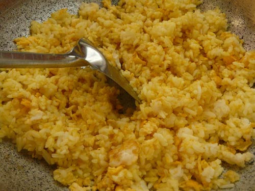 2. Cơm chiên thịt bò, trứng cút. Nguyên liệu: Trứng cút, thịt bò, cà rốt, hành tây, giá, thơm, tiêu, nước tương, muối. Cà rốt bào sợi, hành tây thái hạt lựu, giá, thơm đều thái nhỏ, xào sơ qua và nêm chút muối. Ảnh: TinyBook.net.