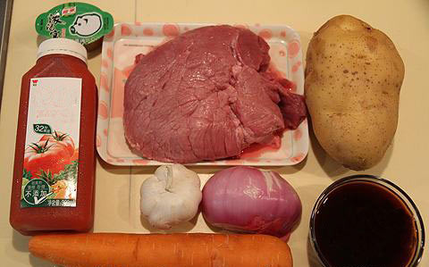 1. Bò nấu rượu vang. Nguyên liệu: Thịt bò, hành, tỏi, boaro, cà rốt, khoai tây, hành tây, cà chua, cần tây, tiêu, rượu vang đỏ, soup gà, bơ Pháp. Chảo nóng, cho dầu và hành tỏi vào phi thơm. Cho thịt bò vào xào săn lại. Cho tiếp 50g bơ pháp, rượu whisky vào chảo, cà rốt, cà chua, củ hành, khoai tây. Tất cả đảo đều cho thấm gia vị. Ảnh: me.phununet.com.