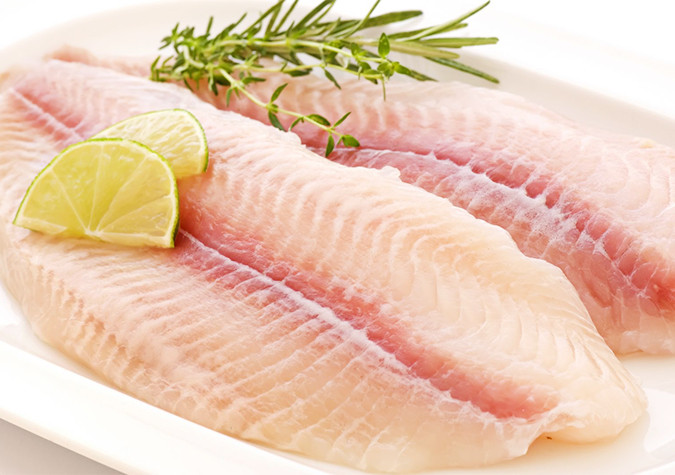 3. Cá phi lê basa nấu rượu vang. Nguyên liệu: Phi lê cá basa, khoai tây, hành tây, soup sốt cà, tỏi xay, rượu vang, nước dùng, súp hạt nêm, dầu ăn, bột năng, nước, rau mùi. Rửa sạch cá, cắt quân cờ lớn, ướp 1 thìa cà phê hạt nêm. Cho cá vào chảo không dính, chiên vừa vàng. Ảnh: Adayroi.com.
