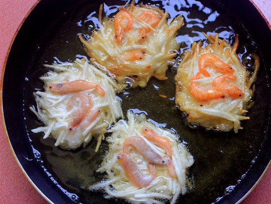 4. Tép đồng chiên bột. Nguyên liệu: Tép đồng, bột chiên giòn, gia vị. Tép rửa sạch, vẩy ráo nước. Cho vào tép một muỗng canh bột chiên giòn, chút tiêu, hành tím băm, trộn đều lên nếu không dính thì thêm chút nước. Ảnh: toinayangi.vn.