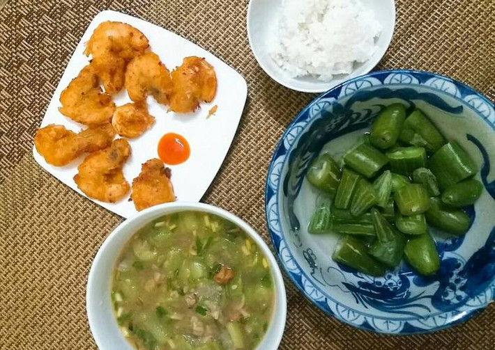 5. Canh mướp nấu tép lạc rang. Nguyên liệu: Mướp, tép, lạc rang, tóp mỡ, hành khô, hành lá, bột canh tôm. Phi mỡ hành, cho tép vào xào cùng, thêm một bát canh nước. Ảnh: cookpad.com.
