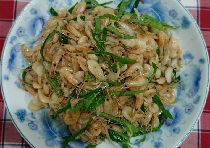 Bắc nồi với một muỗng canh dầu ăn phi thơm hành tím cho tép lên rang đều tay, rồi cho lá lốt cắt sợi vào đảo đều rồi tắt bếp. Ảnh: cookpad.com.