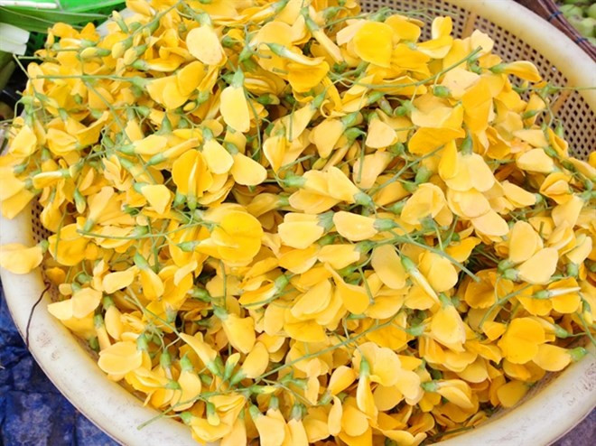 3. Tép xào bông điên điển. Nguyên liệu: Tép, bông điên điển, giá, gia vị, hành tím, tỏi. Tép, bông điên điển, giá làm sạch, để ráo. Phi thơm hành tím và tỏi băm, cho tép vào xào. Ảnh: yeunoitro.net.