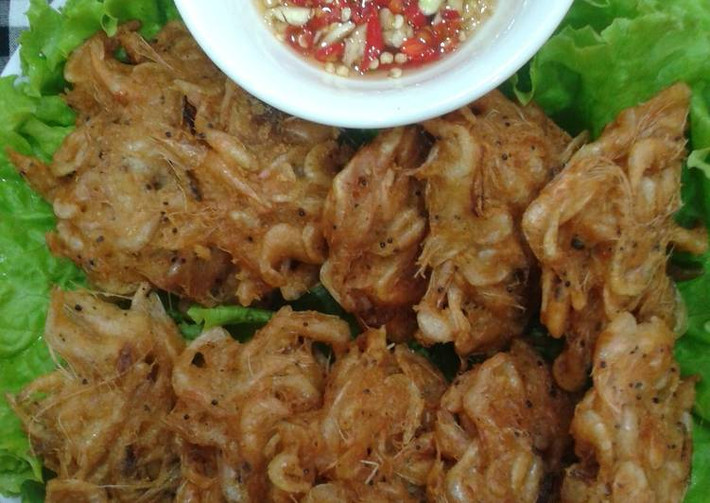 Bắc chảo dầu lên, dầu nóng múc từng muỗng tép vào chiên vàng rồi vớt ra giấy thấm dầu. Ảnh: cookpad.com.