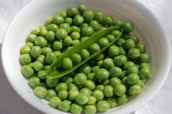 1. Cháo thịt lợn, đậu Hà Lan. Chuẩn bị: 30g gạo tẻ, thịt lợn 30g hoặc sườn heo 100g, đậu Hà Lan 10g. Gạo tẻ nấu chín thành cháo trắng. Ảnh: Yeutre.vn.