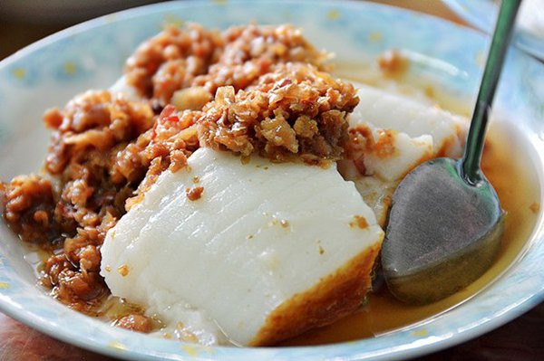 Trộn đều nước lọc, nước mắm, đường, dấm vào nồi, rồi đun trên bếp với lửa nhỏ khuấy đều tay khi nào hỗn hợp nước mắm tan hết thì ngưng. Ảnh: ViCare.vn.