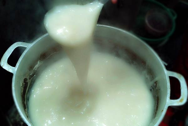 Cho dầu vào chảo, khi dầu nóng cho thêm hành thái nhỏ vào, xào qua lại khi thấy thơm cho tô tôm thịt vào xào qua lại khi chín thì tắt bếp, có thể nêm lại theo gia vị. Ảnh: Vietgiaitri.com.
