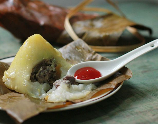 Mang bánh đi hấp, khi nước sôi tầm 20 phút là bánh chín. Thưởng thức bánh khi còn nóng. Ảnh: hasaico.com.