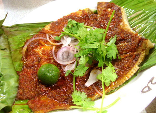 Nghệ tươi, tỏi cạo sạch vỏ rồi băm nhỏ. Ướp cá với hỗn hợp tinh bộtnghệ, tỏi đã băm nhỏ và một chút tiêu xay, 2 thìa nước mắm, 1 thìa cà phê muối, 1/2 muôi dầu ăn rồi đảo đều lên để trong khoảng 20 phút cho cá ngấm gia vị. Ảnh: cakholangvudai.co