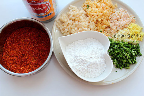 Nấu phần nước sốt, cho nước, bột nếp vào nồi khuấy cho hòa tan rồi bật bếp lửa nhỏ vừa, khuấy liên tục cho nước bột nếp sôi lên thì cho đường khuấy đều cho đường tan hết là tắt bếp, để cho nguội mới sử dụng. Ảnh: abby.vn.