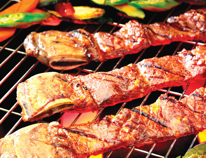 Làm nóng lò, nướng thịt bò 3 phút với lửa to, sau đó lật mặt thịt lại, giảm xuống lửa vừa nướng thêm 5 phút nữa. Dùng với rau diếp. Ảnh: Gotadi.com.