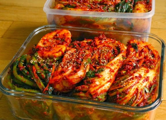 Cuộn kim chi cải thảo thành cuộn tròn, xếp vào hộp và đậy nắp kín, sau 2-3 ngày là có thể ăn được, kim chi sau khi đã chua như ý thì đem cất tủ lạnh ăn dần. Ảnh: Vieclamtienghan.com.