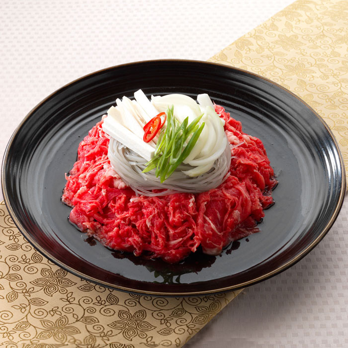 2. Bulgogi – thịt bò nướng. Nguyên liệu: Thịt bò thăn, hành tây., gia vị ướp gồm: Nước tương, đường, mật ong, hành lá, tỏi băm, muối mè, tiêu xay, nước ép lê, dầu mè, rau diếp. Ảnh: KingBBQ.com.vn.
