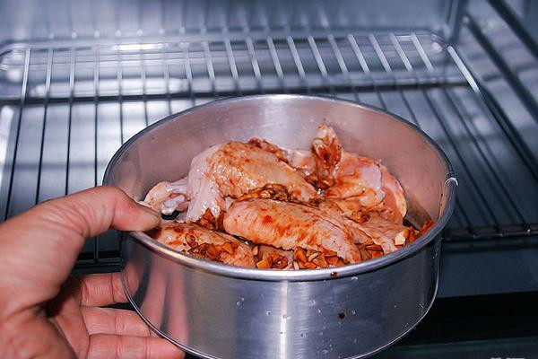 Sau 40 phút các bạn cho vịt lên khay, đặt vào lò nướng 20 phút. Hòa giấm, nước với mật ong rồi quấy đều, sau đó quét hỗn hợp này lên khắp da vịt rồi đặt vào lò nướng tiếp. Nướng khoảng 20 phút sau lại bỏ vịt ra xoa thêm chút hỗn hợp mật ong. Ảnh: emvaobep.com.