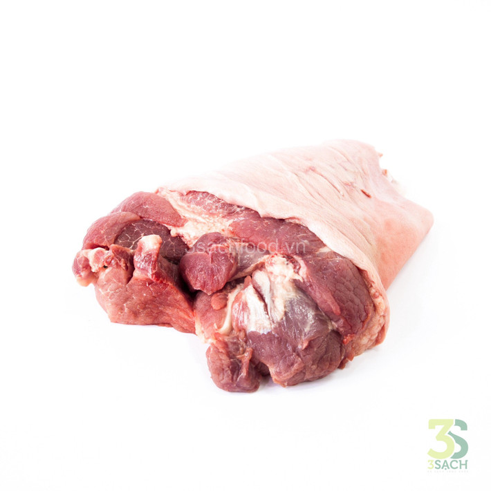 2. Chân giò hầm sữa. Nguyên liệu: Chân giò rút xương, khoai tây, hành tây, lá nguyệt quế, gia vị, sữa tươi, kem tươi, bơ, bột mì. Chân giò rửa sạch, để ráo hoặc thấm khô, ướp với gia vị, tiêu, mì chính khoảng 30 phút. Ảnh: 3SachFood.vn.