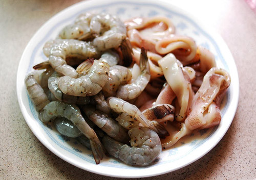 1. Chả giò sữa hải sản. Nguyên liệu: Tôm bóc vỏ, mực cắt hạt lựu. Đun nóng dầu ăn, tỏi băm vào phi thơm, cho tôm, mực, cà rốt, mướp tây vào xào sơ, nêm muối, đảo đều, tắt bếp, chờ nguội thì cho sữa đặc và sốt mayonaise vào trộn đều. Nếm thử cho vừa khẩu vị. Ảnh: Haisanonline.vn.