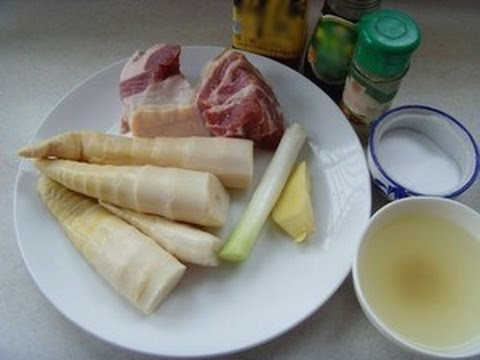 3. Măng nhồi thịt. Nguyên liệu: Măng tươi, thịt ba chỉ, hành ta, rượu, nước tương, nước dùng, tinh bột ngô, hạt tiêu trắng, muối. Măng tươi mua về rửa sạch, đem luộc mở vung trong 3 phút để chất độc bay hết. Ảnh: youtube.com.