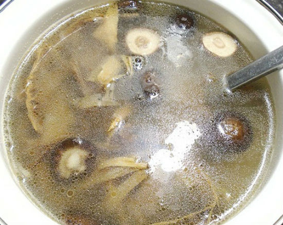 Cho măng vào xào cùng 1 chút hạt nêm cho đậm vị. Phi thơm hành băm, cho vịt vào xào xơ, thêm gừng thái vào. Khi miếng thịt săn lại thì đổ lại 1 lít nước vào đun sôi, sau đó để lửa liu riu để miếng thịt được chín mềm. Ảnh: toinayangi.vn.