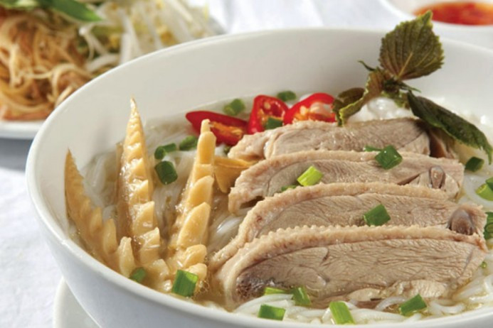 Trút măng vào nồi vịt, đun nhỏ sôi sau đó vặn nhỏ lửa cho sấu vào đun cùng. Cuối cùng cho thêm hành lá, mùi tàu thái nhỏ vào đun cùng, sau đó tắt bếp. Ảnh: Agiadinh.net.