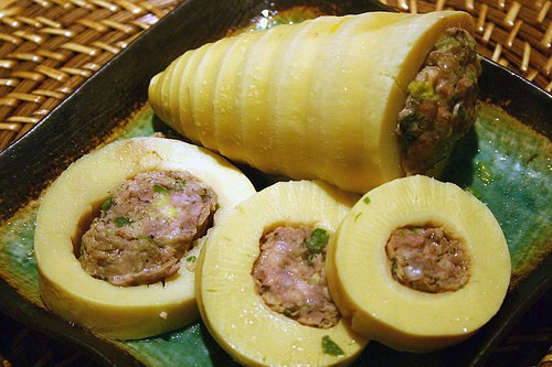 Khi đủ thời gian hấp, lấy măng ra và để nguội, lấy thịt ướp và nhồi vào các đốt của măng sao cho các đốt măng đầy lên vừa phải. Sau khi nhồi thịt xong, xếp măng trở lại đĩa sâu lòng và cho vào nồi hấp, đun lửa to cho đến lúc sôi rồi vặn lửa nhỏ, hấp thêm 10 -15 phút nữa là chín. Ảnh: baomoi.com.
