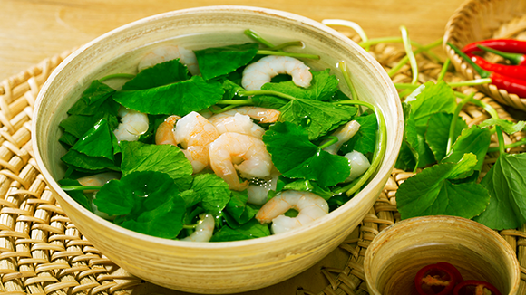 Nấu sôi nước rồi cho thêm tôm vào, nấu cho sôi rồi nêm nếm gia vị cho vừa miệng. Chờ nước sôi bùng rồi mới cho rau, vừa chín thì tắt bếp. Ảnh: BepGiaDinh.com.