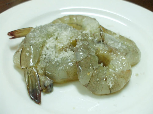 3. Canh rau má nấu tôm. Nguyên liệu: Tôm, rau má, tỏi, mắm, bột nêm, muối, dầu ăn. Rau má rửa sạch, cắt vừa ăn. Tôm cũng rửa sạch rồi băm nhỏ. Ảnh: Yeunoitro.net.
