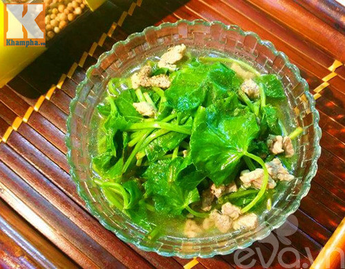 Thịt nạc rửa sạch, thái nhỏ rồi bằm sơ. Cho thịt vào xào cho tái. Lúc sau, bạn cho hạt nêm vào cùng nước. Đợi nước sôi thì cho rau má vào, nêm lại gia vị vừa ăn, chờ canh sôi trở lại thì tắt bếp. Ảnh: eva.vn.