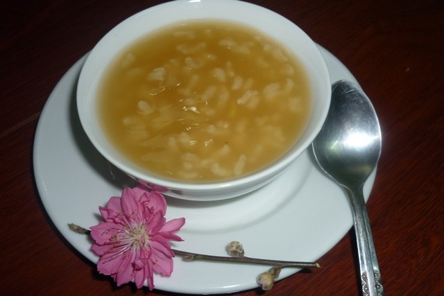 Gừng: 2/3 giã nhuyễn, 1/2 còn lại thái sợi. Gừng giã nhuyễn cho vào bát, hòa với nước sau đó lọc bỏ bã. : Đổ nước gừng vào nồi chè và dùng đũa khuấy đều. Cho khoảng 100-200gr đường tùy khẩu vị vào nồi chè, khuấy đều đun sôi khoảng 1 phút thì tắt bếp. Múc ra bát rắc gừng thái sợi lên trên, để bớt nóng rồi thưởng thức. Ảnh: bbccooker.vn.